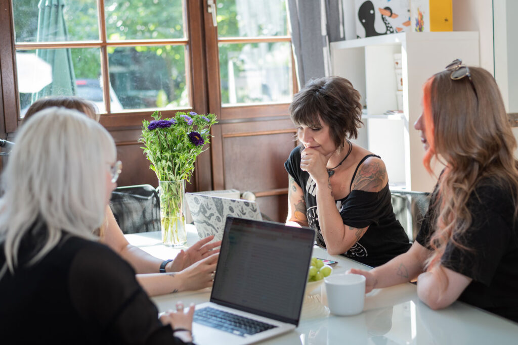 Drei Teammitglieder der Marketing Gilde im Gespräch am Laptop – persönliche Beratung durch die Marketing Agentur Günzburg