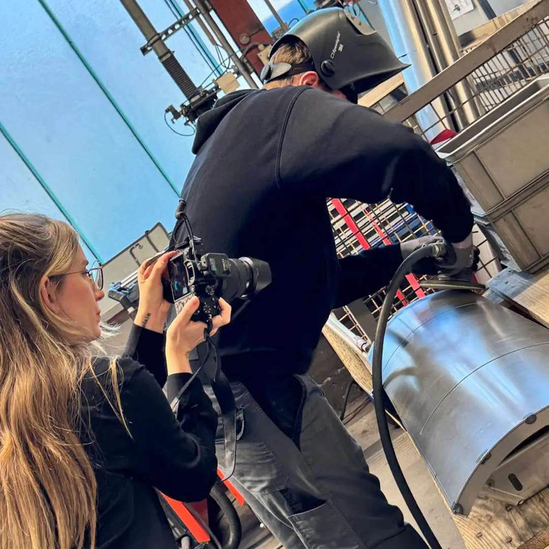Fotografin der Marketing Gilde fotografiert einen Schweißer bei der Arbeit – Content-Produktion vor Ort für Social Media Betreuung Günzburg