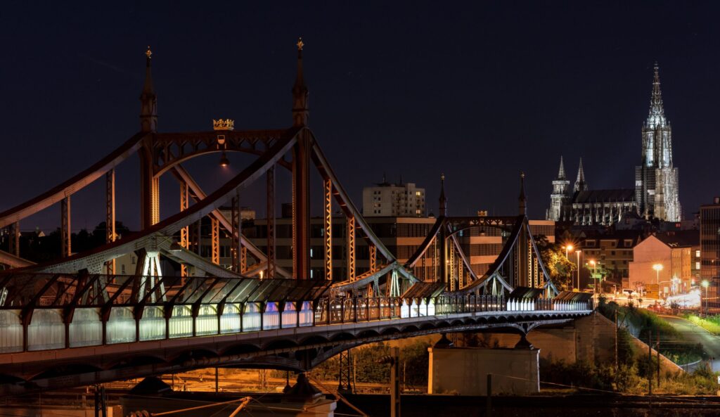 Ulm bei Nacht mit beleuchteter Brücke und Münster – Local SEO Ulm Marketing Gilde